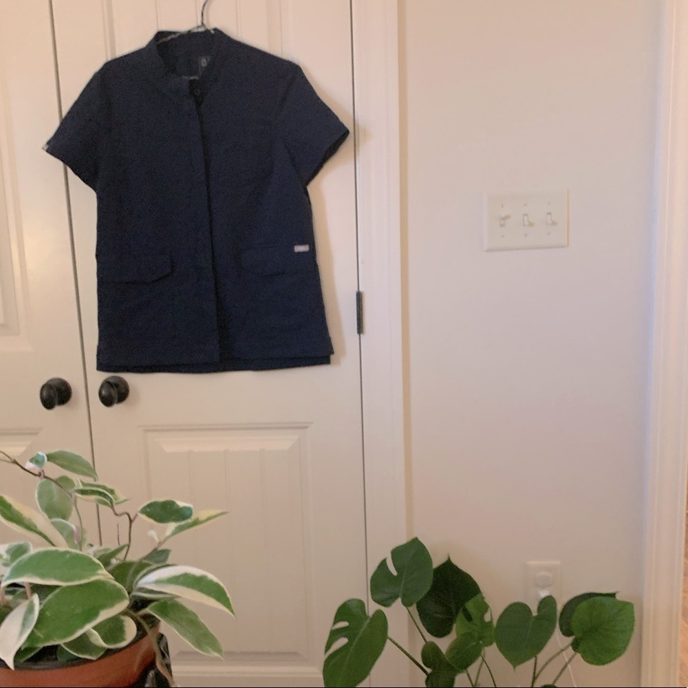 Rare figs Rosario navy top small S NWOT